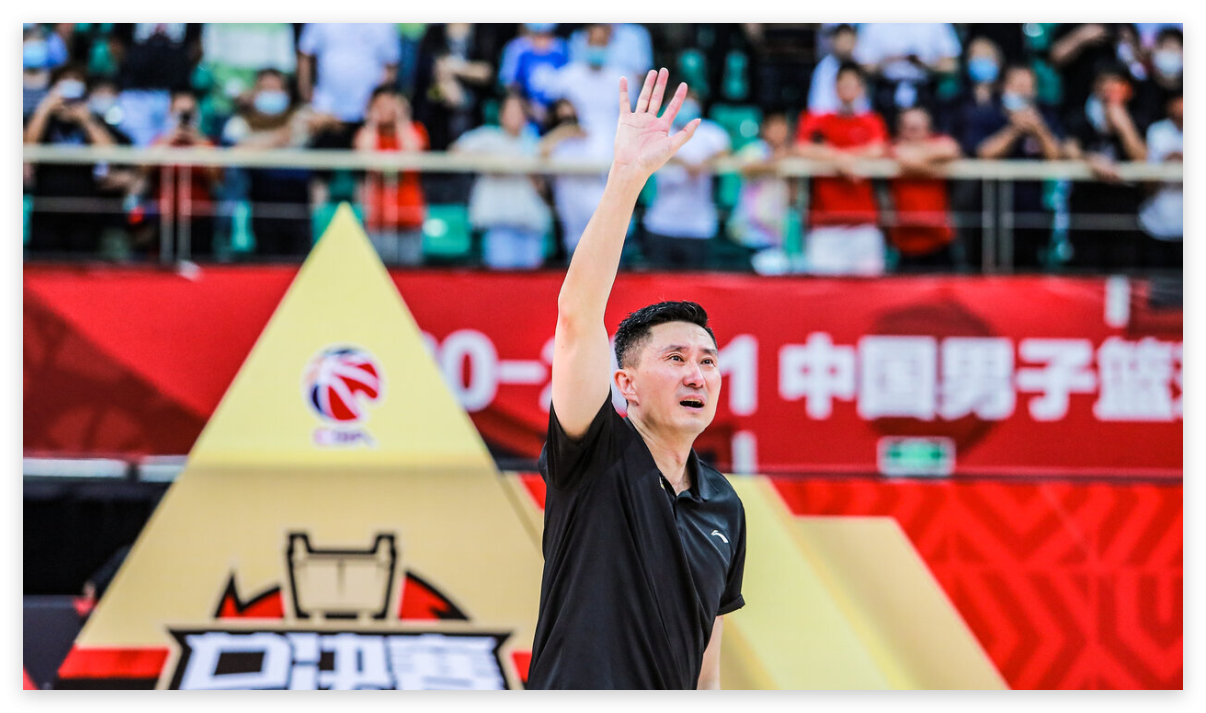 完美体育官网在线登录杜锋又遭群嘲！广东三外教亲自带队 球迷：主帅休赛期也要带训练吗